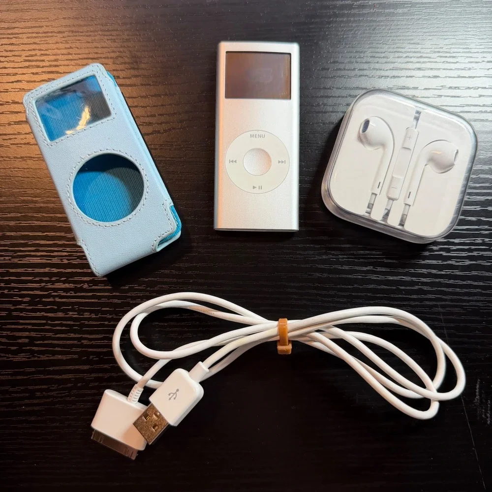 Apple iPod Nano 2nd Gen 2GB Silver A1199 Bundle with Case, Cable, Earbuds EUC